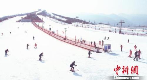 資料圖：滑雪愛好者在滑雪?！∈酚袞| 攝