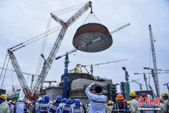 2017年5月25日，中國(guó)自主三代核電“華龍一號(hào)”全球首堆示范工程——中核集團(tuán)福清核電5號(hào)機(jī)組穹頂?shù)跹b成功，這是全球核電建設(shè)領(lǐng)域迄今為止規(guī)模最大、高度最高的一次穹頂?shù)跹b。<a target='_blank' href='http://www.chinanews.com/'>中新社</a>發(fā) 鐘欣 攝