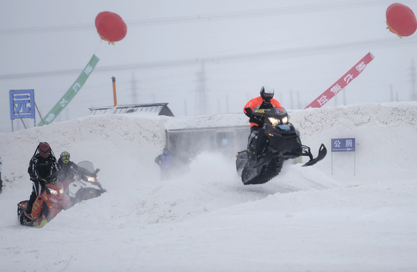 4、雪地摩托車越野挑戰(zhàn)賽選手們激烈的角逐