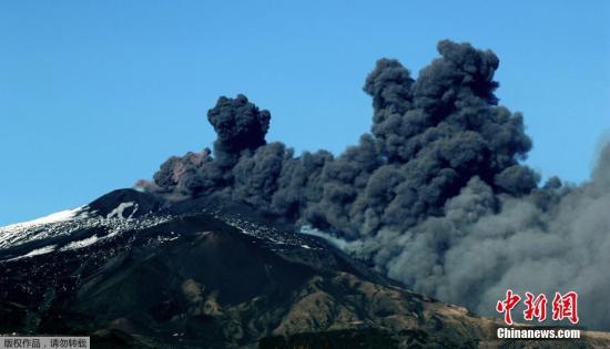 當(dāng)?shù)貢r間2018年12月24日，意大利卡塔尼亞，世界最活躍的火山之一埃特納火山于當(dāng)日再度噴發(fā)，大量火山灰被噴向天空，當(dāng)?shù)貦C(jī)場被關(guān)閉。