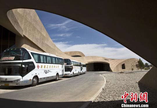 圖為莫高窟數(shù)字展示中心前往洞窟的擺渡車等候區(qū)。(資料圖) 孫志軍 攝