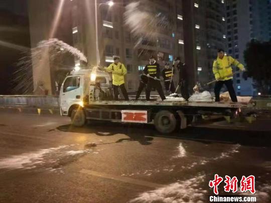 貴州遭遇凝凍致多路段結(jié)冰交警24小時(shí)不間斷巡路抗凝