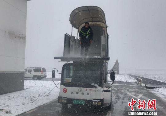 9日凌晨，東航江蘇公司飛機(jī)維修部開始準(zhǔn)備工作，除冰車準(zhǔn)時(shí)到達(dá)機(jī)坪，對(duì)飛機(jī)進(jìn)行預(yù)除冰。清晨，飛機(jī)維修部對(duì)飛機(jī)進(jìn)行了二次除冰。截至上午10時(shí)，東航江蘇公司南京主基地計(jì)劃執(zhí)行的23班航班全部出港?！】莒`楠 攝