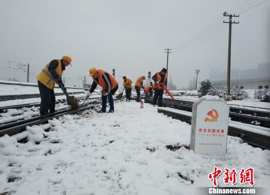 合肥工務(wù)段組織職工不間斷清掃鐵道線道岔積雪，保障鐵路安全暢通。　竇鋮 攝