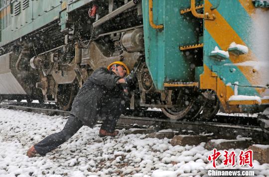 南京東機(jī)務(wù)段機(jī)車乘務(wù)員強(qiáng)化雪天機(jī)車走行部、車鉤等關(guān)鍵部件檢查，確保機(jī)車質(zhì)量良好，途中運(yùn)輸安全?！⒔鸾?攝