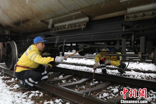 南京東車輛段貨車檢車員風(fēng)雪里按標(biāo)準(zhǔn)作業(yè)，保障運(yùn)輸安全?！⒁?攝