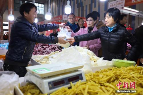 資料圖：臨近春節(jié)，在2019貴陽新春年貨購物節(jié)上前來選購年貨的民眾絡(luò)繹不絕。 <a target='_blank' href='http://www.chinanews.com/'>中新社</a>記者 瞿宏倫 攝