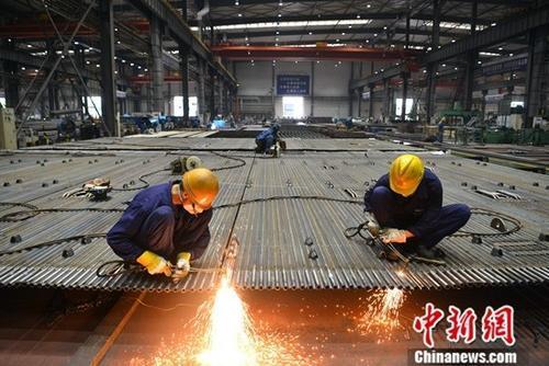 資料圖：工廠里忙碌的工人。<a target='_blank' href='http://www.chinanews.com/'>中新社</a>記者 張浪 攝