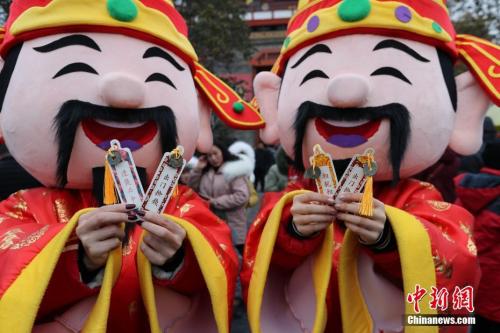 資料圖：“財神”展示紅包里的“宋錢”。 王中舉 攝