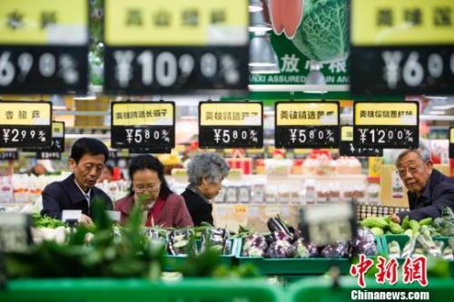 資料圖：超市蔬菜區(qū)。 張云 攝