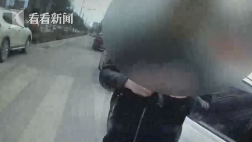 男子為方便進(jìn)出小區(qū)車庫 掛兩塊車牌致駕照被吊銷