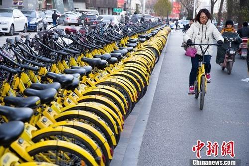 山西太原，民眾正在使用共享單車。<a target='_blank' href='http://www.chinanews.com/'>中新社</a>記者 張云 攝