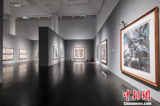 “我本自由——?jiǎng)⒔B薈從藝六十周年藝術(shù)展”20日在北京開幕?！≈鬓k方供圖 攝