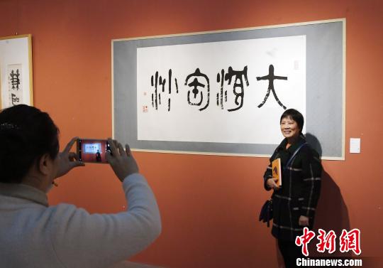 “思入風(fēng)云筆翻江?！∝陼嬎囆g(shù)回顧展”在福州的福建省畫院開幕，吸引觀眾在作品前留影?！∮浾邉⒖筛?攝