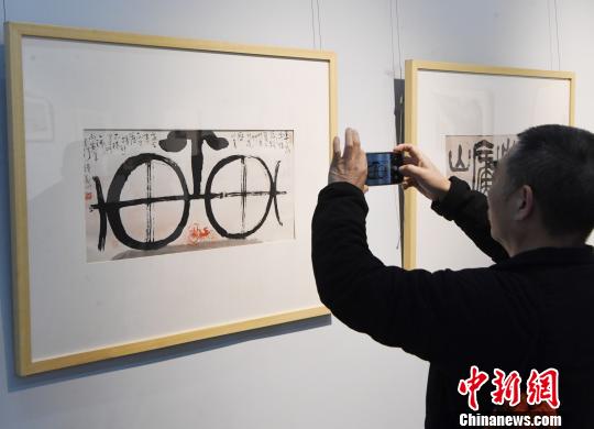 “思入風(fēng)云筆翻江海——丁仃書畫藝術(shù)回顧展”在福州的福建省畫院開幕吸睛。　記者劉可耕 攝