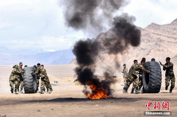 近日，駐守在新疆喀什地區(qū)的武警新疆總隊(duì)某機(jī)動支隊(duì)官兵在高原高寒環(huán)境和復(fù)雜地域條件下組織開展為期一周的“魔鬼周”極限訓(xùn)練。此次極限訓(xùn)練重點(diǎn)對特戰(zhàn)隊(duì)員體能、技能、心理、意志等內(nèi)容進(jìn)行了訓(xùn)練，全面提升了特戰(zhàn)隊(duì)員在高原高寒、復(fù)雜環(huán)境下的技戰(zhàn)術(shù)水平。文 圖 柯大為 趙富亮