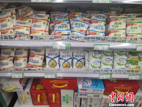 圖為超市里的乳品區(qū)。 謝藝觀 攝