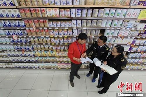 資料圖：超市內(nèi)工作人員在檢查奶粉。<a target='_blank' href='http://www.chinanews.com/'>中新社</a>記者 張婭子 攝