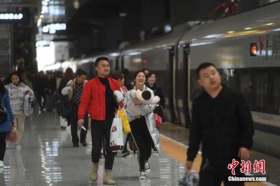 3月1日，重慶火車西站，旅客腳步匆匆。當日，為期40天的中國春運結束。中國交通運輸部3月1日披露，預計春運40天（1月21日-3月1日），全國鐵路、道路、水路、民航累計發(fā)送旅客29.8億人次，與去年基本持平。<a target='_blank' href='http://www.chinanews.com/'>中新社</a>記者 陳超 攝