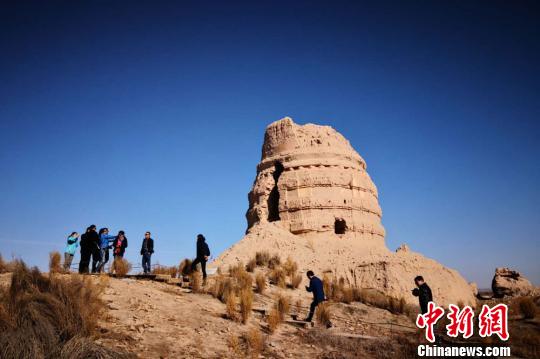 圖為意中貿(mào)促會考察團(tuán)參觀瓜州鎖陽城遺址?！《∷?攝