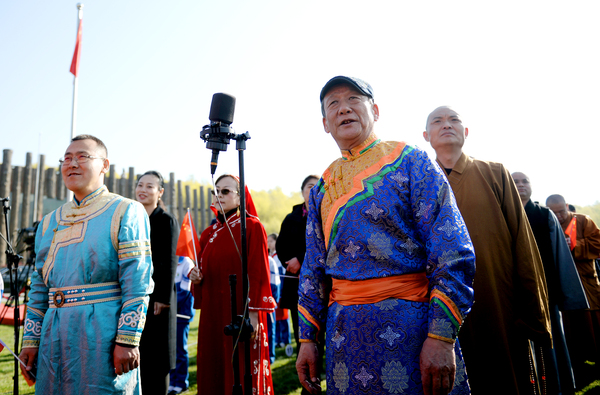 9、首都統(tǒng)一戰(zhàn)線各民主黨派少數(shù)民族.成員在活動現(xiàn)場jpg