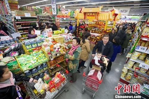 資料圖：民眾在超市購(gòu)買(mǎi)生活用品。<a target='_blank' href='http://www.chinanews.com/'>中新社</a>記者 張?jiān)?攝