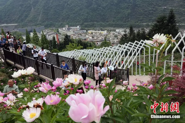 2018年4月30日，汶川青山綠水鮮花盛開(kāi)，吸引游客觀光。 中新社記者 任海霞 攝