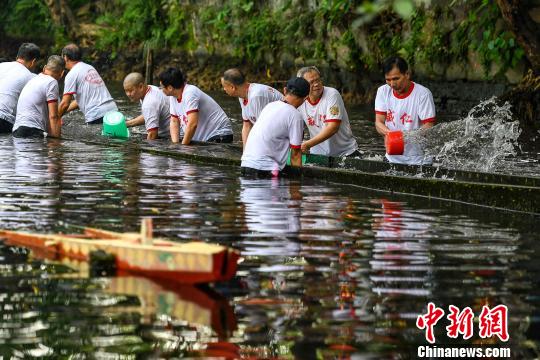 珠三角迎來(lái)龍舟季廣州400歲老龍船“起床”