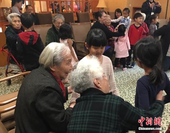 資料圖：在北京雙井恭和苑養(yǎng)老院，老人們與幼兒園小朋友一起做游戲。<a target='_blank' href='http://www.chinanews.com/'>中新社</a>記者 杜燕 攝