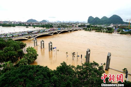 桂林遭遇持續(xù)強降雨漓江旅游船舶今年首次停航