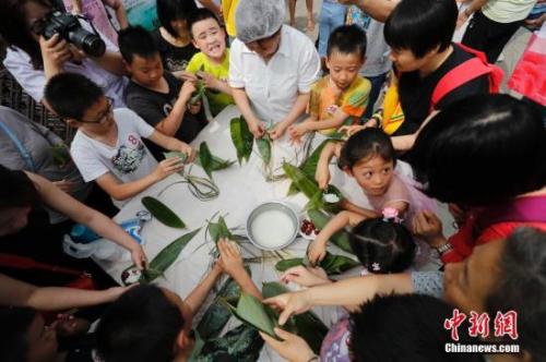 資料圖：端午假期，游客參與包粽子活動(dòng)。<a target='_blank' href='http://www.chinanews.com/'>中新社</a>記者 杜洋 攝