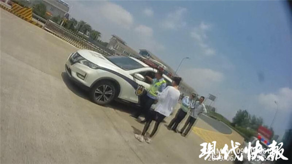 奔馳女司機(jī)被罰懟交警：你們良心過得去嗎？