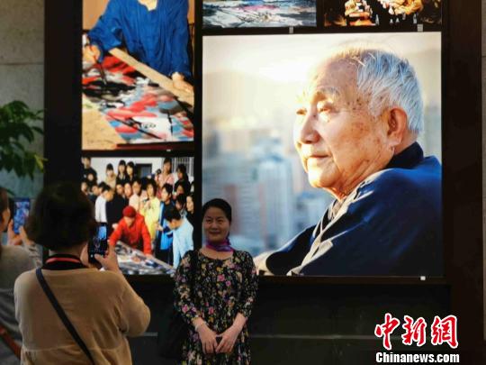 學(xué)院師生、朋友參觀易圖境先生藝術(shù)創(chuàng)作師生畫展?！「毒窜?攝