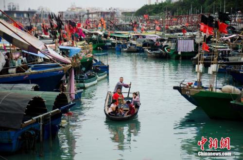 資料圖：廣西北海電建漁港，漁民乘小艇上岸。<a target='_blank' href='http://www.chinanews.com/'>中新社</a>記者 翟李強(qiáng) 攝