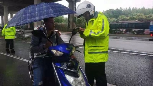 騎非機(jī)動車撐傘、玩手機(jī)都要被處罰？上海交警：騎車不得手中持物，違者罰款50元