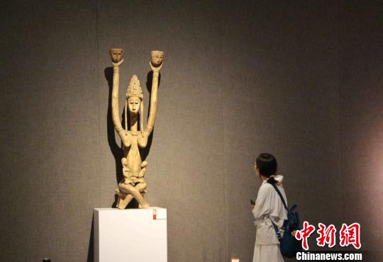 圖為人們參觀“生命之靈——非洲雕刻藝術精品展”?！≮w曉 攝