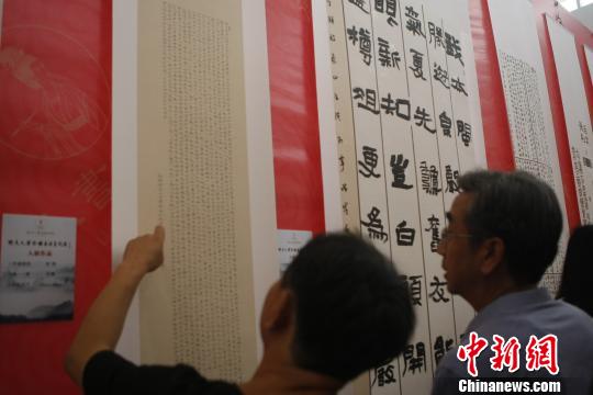 此次展覽作品包括篆書、隸書、草書、楷書、行書等書體。　李庭耀 攝