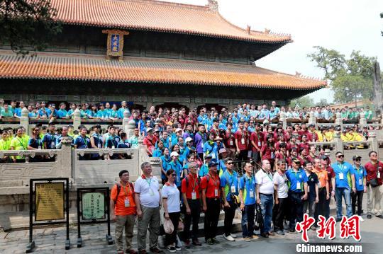 7月23日，參加“同心同根萬(wàn)里行2019”的香港14家青少年制服團(tuán)體成員在山東曲阜孔廟大成殿前合影?！×籂?攝