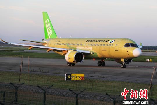 中國(guó)商飛C919大型客機(jī)104架機(jī)在上海浦東國(guó)際機(jī)場(chǎng)滑行道上滑行?！∫罅⑶?攝