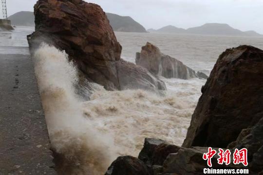 臺風“利奇馬”登陸浙江溫嶺：窗外玻璃破碎聲不斷