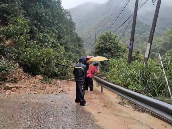 寧?？h澄深村支書(shū)張林恩攙扶吳菊芳走過(guò)塌方點(diǎn)