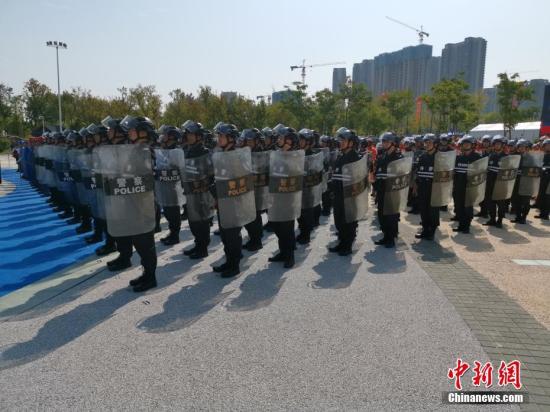 8月12日，公安部組織全國(guó)公安機(jī)關(guān)在154個(gè)城市同步開(kāi)展以“銷槍爆 除禍患 保大慶 護(hù)民安”為主題的集中統(tǒng)一銷毀活動(dòng)，對(duì)去年以來(lái)全國(guó)公安機(jī)關(guān)收繳和群眾主動(dòng)上繳的氣槍、獵槍等10.7萬(wàn)支非法槍支及一大批炸藥、雷管等爆炸物品進(jìn)行集中安全銷毀，切實(shí)消除社會(huì)治安隱患。張子揚(yáng) 攝