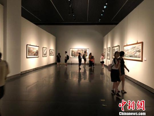 18日，“云月八千里——江明賢墨彩巡回展”在位于南京的江蘇省美術(shù)館新館開展?！≈鞎苑f 攝