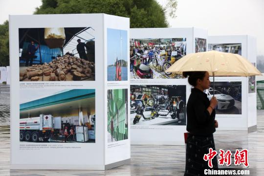 民眾觀看展覽。　任海霞 攝