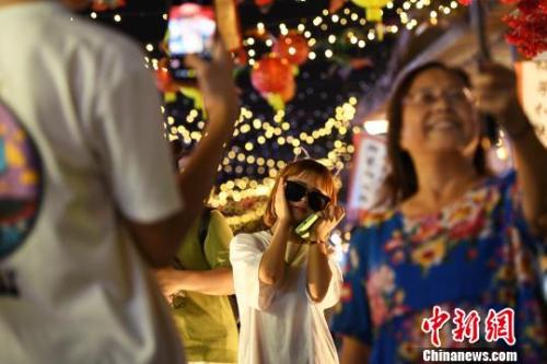 資料圖：重慶中秋夜市開(kāi)街生意火爆。陳超 攝