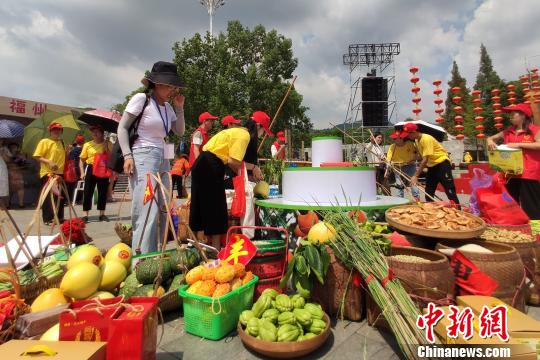 現(xiàn)場展銷環(huán)節(jié)，福建省各設(shè)區(qū)市、平潭綜合實驗區(qū)和尤溪縣精選的八閩特產(chǎn)亮相。　嚴(yán)士冬 攝