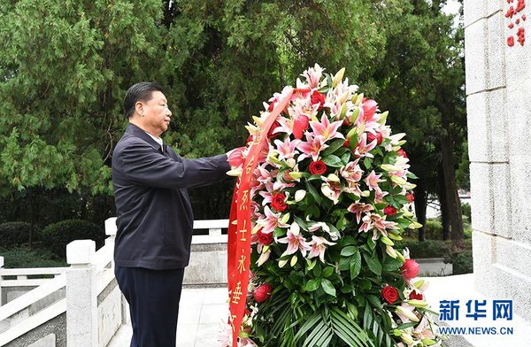 9月16日至18日，中共中央總書記、國家主席、中央軍委主席習(xí)近平在河南考察。這是16日下午，習(xí)近平來到位于信陽市新縣的鄂豫皖蘇區(qū)首府烈士陵園，瞻仰革命烈士紀(jì)念碑，向革命先烈敬獻(xiàn)花籃。 新華社記者 謝環(huán)馳 攝