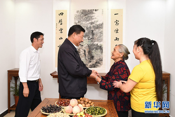 9月16日至18日，中共中央總書記、國家主席、中央軍委主席習(xí)近平在河南考察。這是16日下午，習(xí)近平在信陽市新縣田鋪鄉(xiāng)田鋪大塆“老家寒舍”民宿店，同店主一家親切交談。 新華社記者 謝環(huán)馳 攝