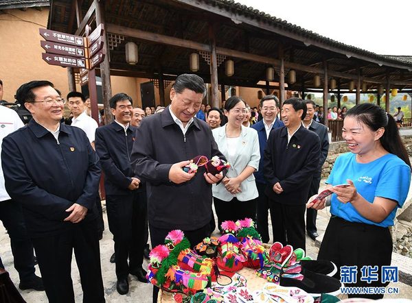 9月16日至18日，中共中央總書記、國(guó)家主席、中央軍委主席習(xí)近平在河南考察。這是16日下午，習(xí)近平在信陽(yáng)市新縣田鋪鄉(xiāng)田鋪大塆考察調(diào)研。 新華社記者 謝環(huán)馳 攝