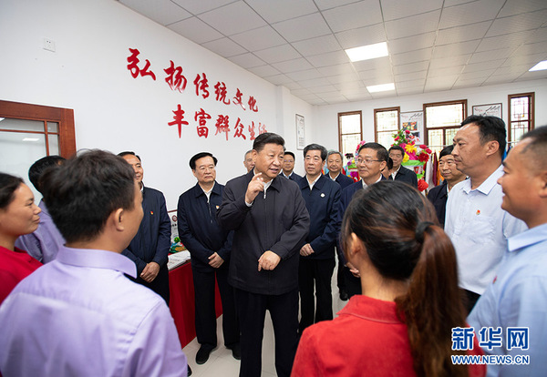 9月16日至18日，中共中央總書記、國家主席、中央軍委主席習近平在河南考察。這是17日上午，習近平在信陽市光山縣文殊鄉(xiāng)東岳村文化接待中心，同當?shù)孛撠氈赂粠ь^人親切交流，勉勵他們帶動更多鄉(xiāng)親們致富。 新華社記者 謝環(huán)馳 攝